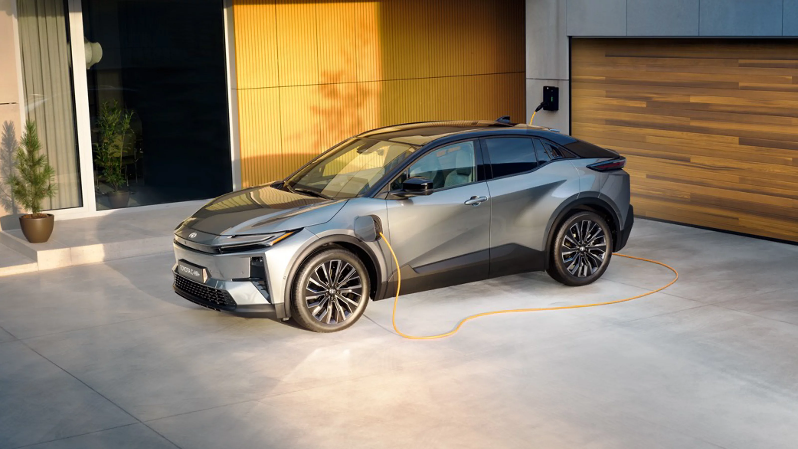 Jaunais, pilnībā elektriskais Toyota C-HR+